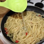spaghetti aglio olio e peperoncino w trakcie przygotowania