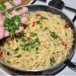 spaghetti aglio olio e peperoncino w trakcie przygotowania