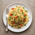 spaghetti aglio olio e peperoncino podane na talerzu