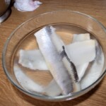 płaty śledziowe moczą się w wodzie