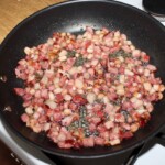 na patelni smaży się drobno krojony w kostkę boczek