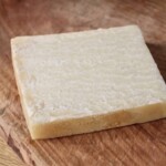kawałek sera parmezan