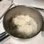 w garnku znajduje się ugotowany ryż