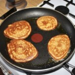 naleśniki żytnie smażą się na patelni