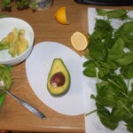 Wrapy z łososiem wędzonym awokado i kolendrą