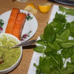 Wrapy z łososiem wędzonym awokado i kolendrą