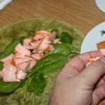 Wrapy z łososiem wędzonym awokado i kolendrą