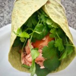 Wrapy z łososiem wędzonym awokado i kolendrą