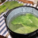 w dużym garnku gotują się liście kapusty