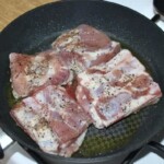 żeberka wieprzowe smażą się na patelni