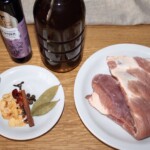 żeberka wieprzowe surowe, przyprawy suche ora butelka z oliwą