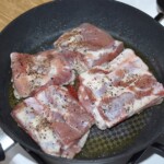 żeberka wieprzowe w czterech kawałkach smażą się na patelni