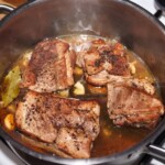 żeberka wieprzowe duszone z czosnkiem i chilli w garnku