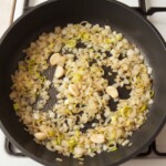 na dużej patelni smaży się drobno siekana cebula