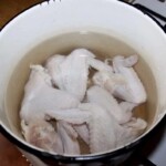 skrzydełka z kurczaka w garnku z wodą