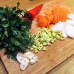 zupa z batatów z chorizo i kolendrą w trakcie przygotowania