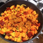 zupa z batatów z chorizo i kolendrą w trakcie przygotowania