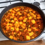 zupa z batatów z chorizo i kolendrą w trakcie przygotowania