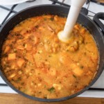 zupa z batatów z chorizo i kolendrą w trakcie przygotowania