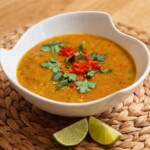 zupa z batatów z chorizo i kolendrą podana na talerzu
