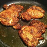 mięso z udek kurczaka smaży się na patelni