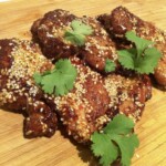 mięso z udek kurczaka posypane sezamem