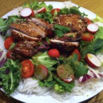 Azjatycka sałatka z kurczakiem w pięciu smakach