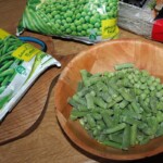 mrożony groszek i zielona fasolka szparagowa na blacie