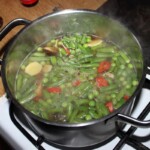 w garnku gotują się mrożone warzywa