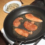 na patelni smażą polędwiczki wieprzowe