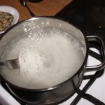 makaron ryżowy gotuje się w garnku