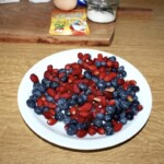 owoce leśne na talerzu