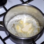 w garnku rozpuszcza się masło