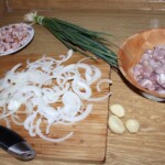 cebula obrana i pokrojona w piórka