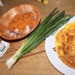 usmażony omlet z jajek oraz dymka