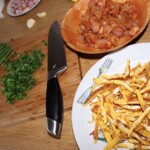 usmażony omlet z jajek pokrojony w cienkie paski