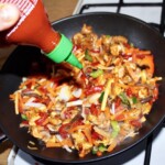 bami goreng w trakcie przygotowania