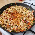 bami goreng w trakcie przygotowania