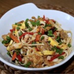 bami goreng podany na talerzu