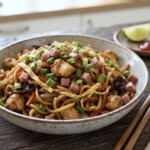 bami goreng podany na talerzu