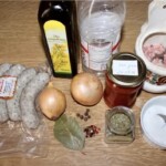 Biała kiełbasa marynowana w zalewie pomidorowej