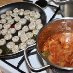 Biała kiełbasa marynowana w zalewie pomidorowej