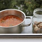 Biała kiełbasa marynowana w zalewie pomidorowej