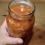 Biała kiełbasa marynowana w zalewie pomidorowej