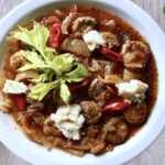 Biała kiełbasa marynowana w zalewie pomidorowej