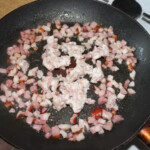 na patelni smaży się drobno pokrojony boczek wędzony