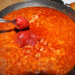 na patelni smaży się drobno pokrojony boczek wędzony, cebula oraz mielone mięso