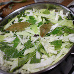 w garnku gotuje się posiekana biała kapusta