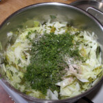 w garnku gotuje się posiekana biała kapusta