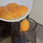 żółtka jajek ucierane z cukrem w malakserze